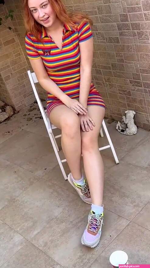 Britnica nena meando al aire libre por German amateur