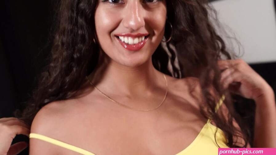 Amateur Arabic babe Luna Silver splattered in semen!