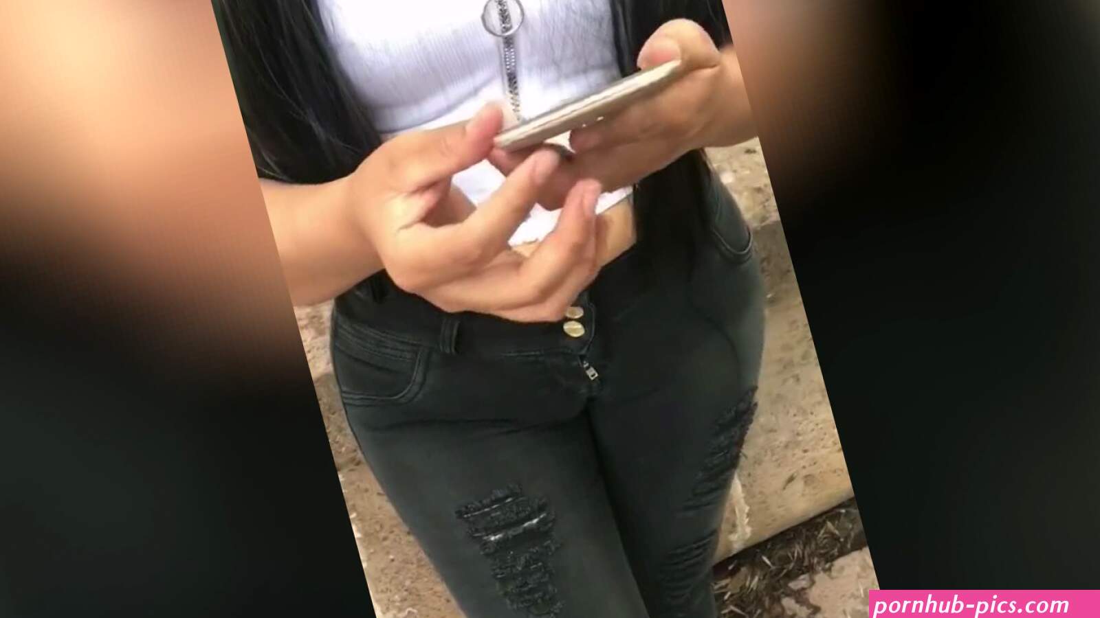 La solitaria Nathalia tradisce il suo ragazzo accettando di mostrare il culo e fare sesso per soldi.