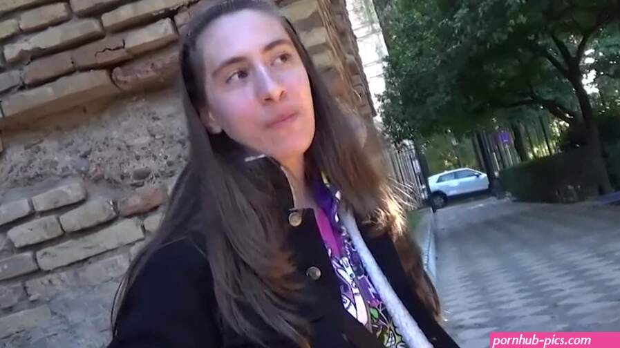 Questa ragazza sexy perde la verginità per soldi