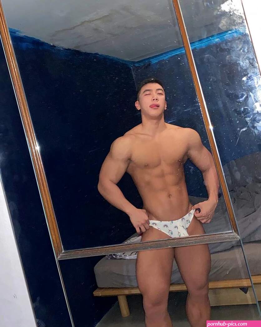 Sexy Korean Hunk Sxck Wants Your Attention
