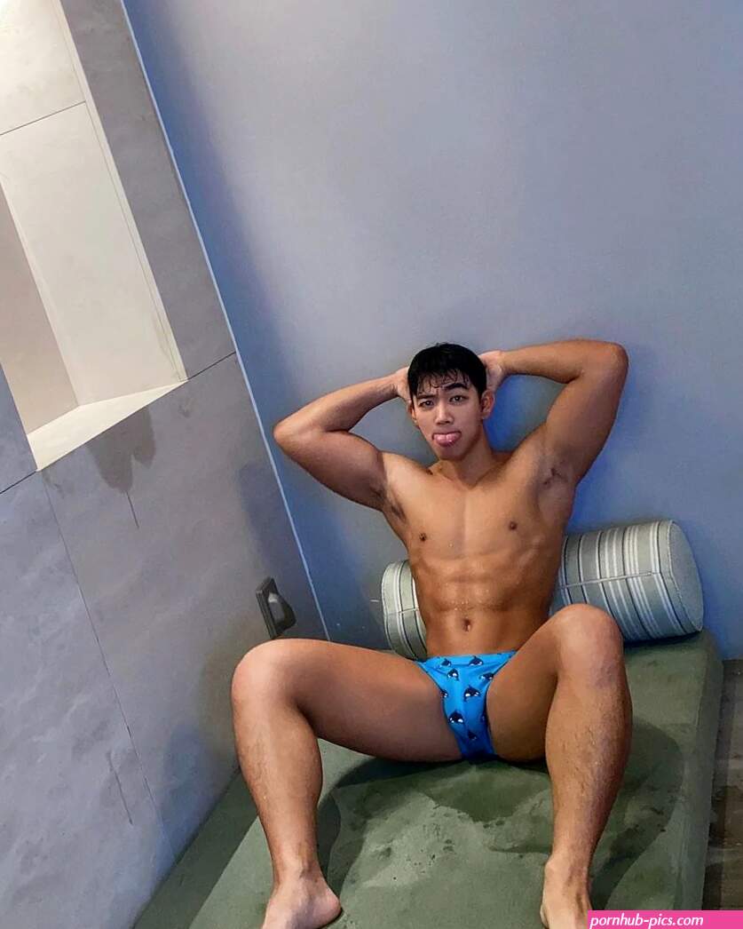 Sexy Korean Hunk Sxck Wants Your Attention