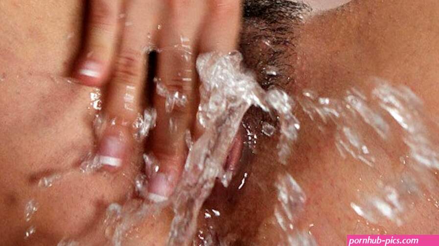 krachtige squirt nat poesje jet orgasme en grote lippen close-up