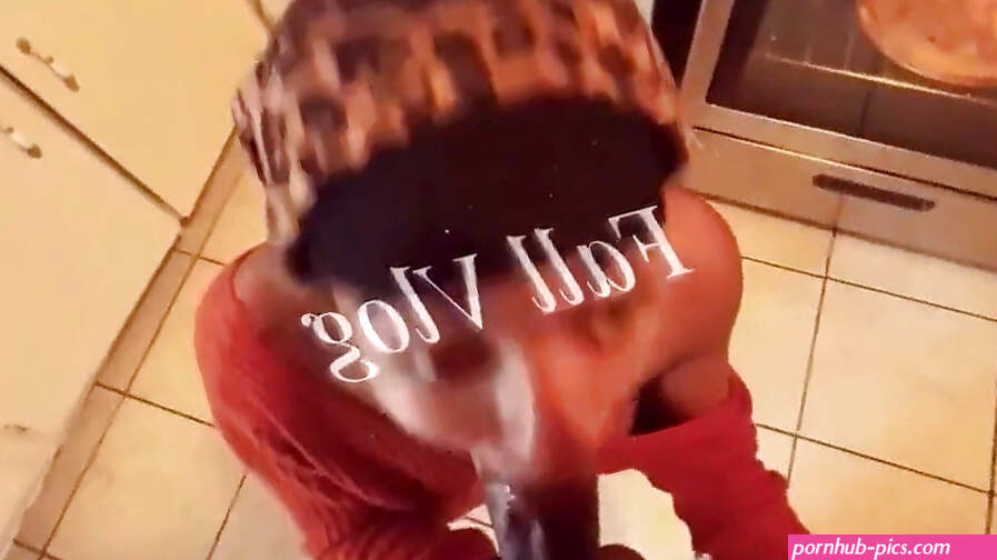 Negro gostoso penetra o cu apertado da adolescente até ela gozar muito.