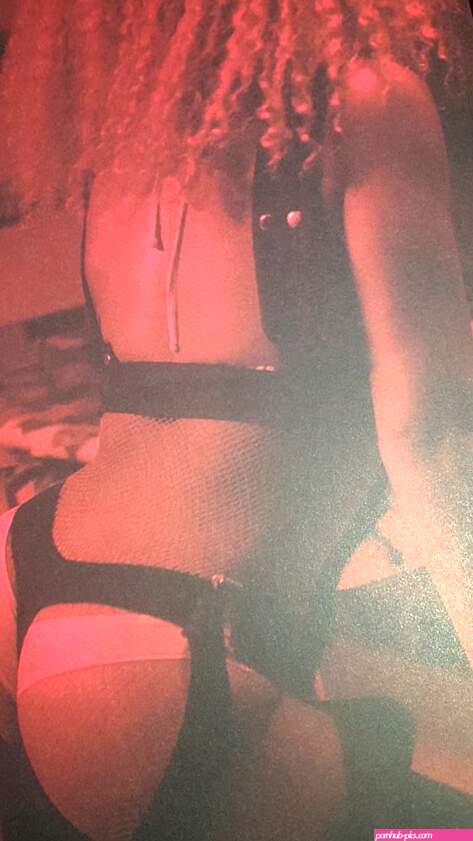 Beyonce Poses Nude Shows Off Booty Twerks for On the Run 2 Tour PhotosVideos