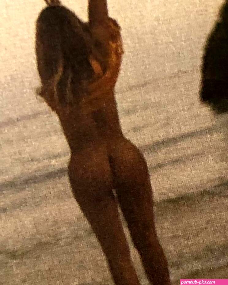 Beyonce Poses Nude Shows Off Booty Twerks for On the Run 2 Tour PhotosVideos
