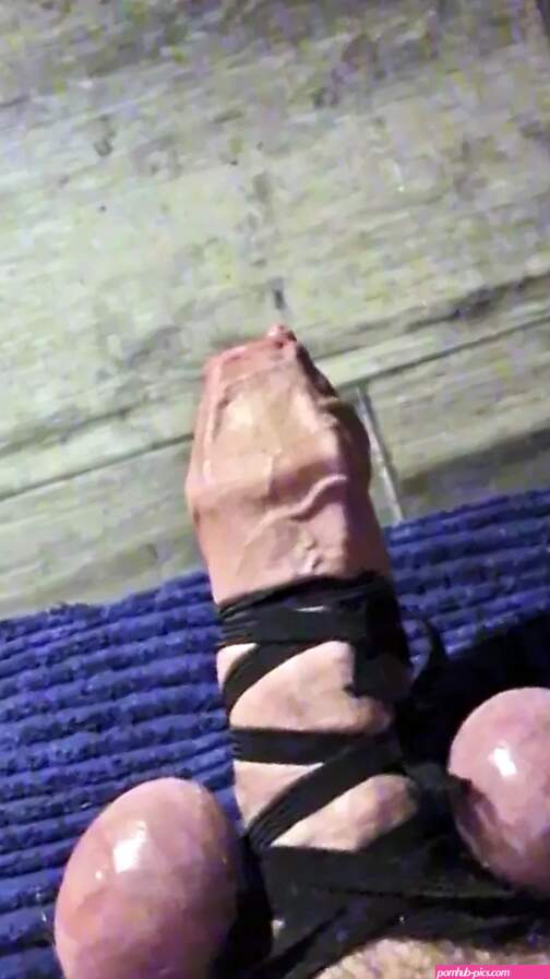 Gescheiden en vastgebonden ballen en pik voorhuid vingeren geruïneerd slow motion cumshot