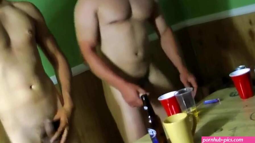 Naakte mariniers spelen bierpong na de bar.
