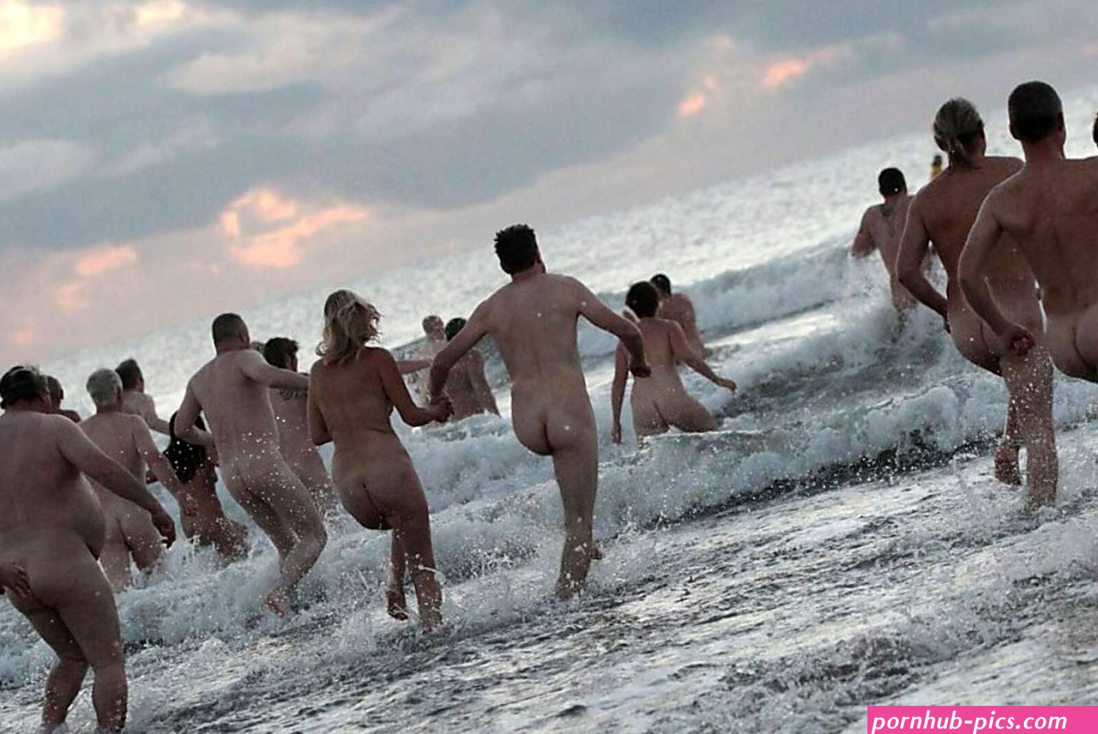 Old nudists struggling to recruit nakedness-averse millennials