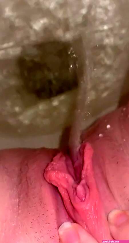 Girl shows her POV shaved lippy pussy flowing in toilet
