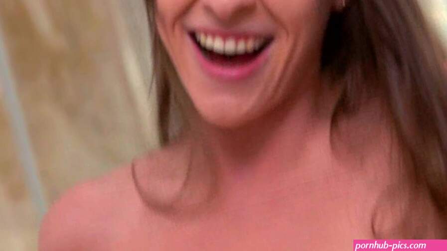 Naked stepmom asks me to bring her a towel on purpose