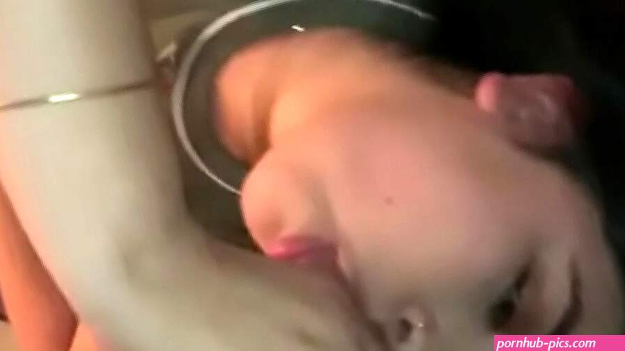 Amateur beauty begging for Cumshot...