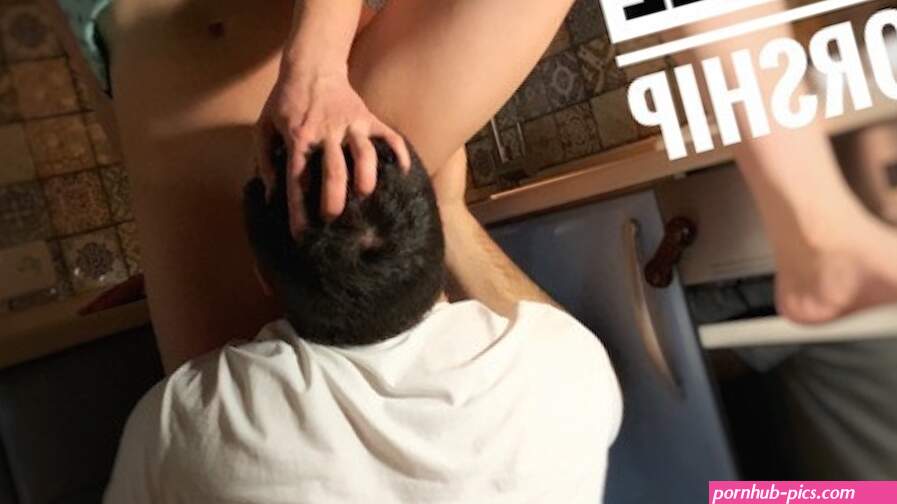 Pussy eating and face grinding at kitchen