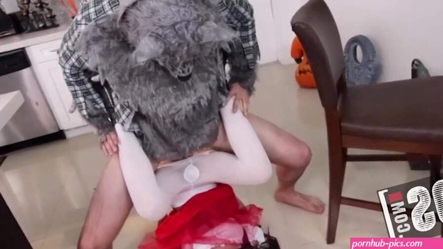 Kharlie Stone Her Knees For A Halloween Blowjob Before Getting Her Pussy Stretched