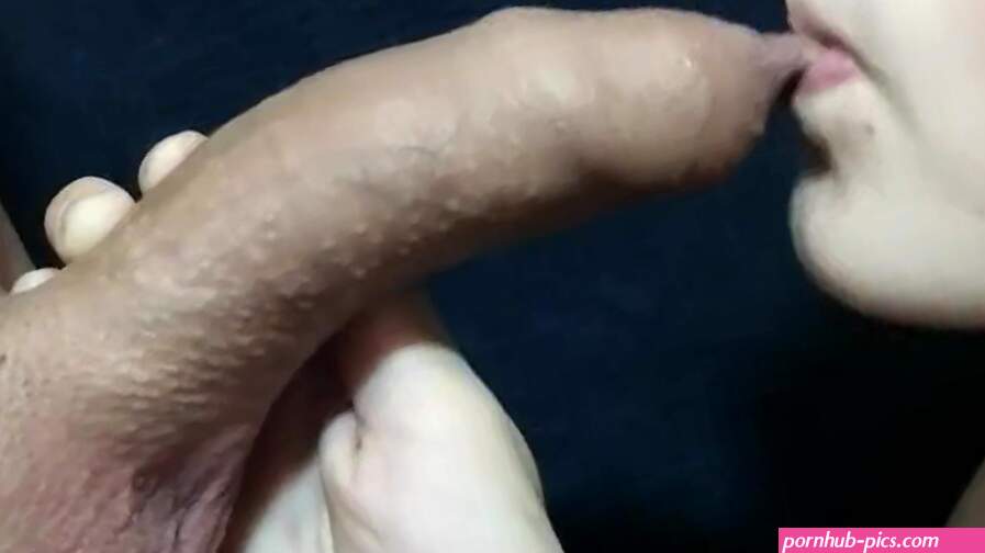 Feche a peça de prepcio. Boquete de pau grande e creampie oral latejante