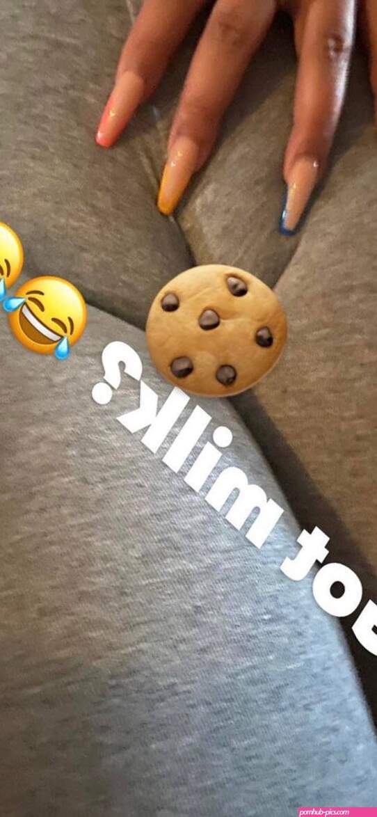 Anyone want to exchange nudes of their gf or wife for my wifes nudes ? Dm me.