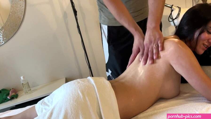 The masseur fucked a hot client hard in the massage room and cum on her tits