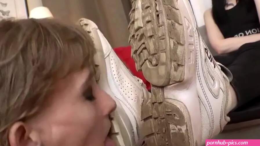 Shoe Lick: Russian lesbian foot worship