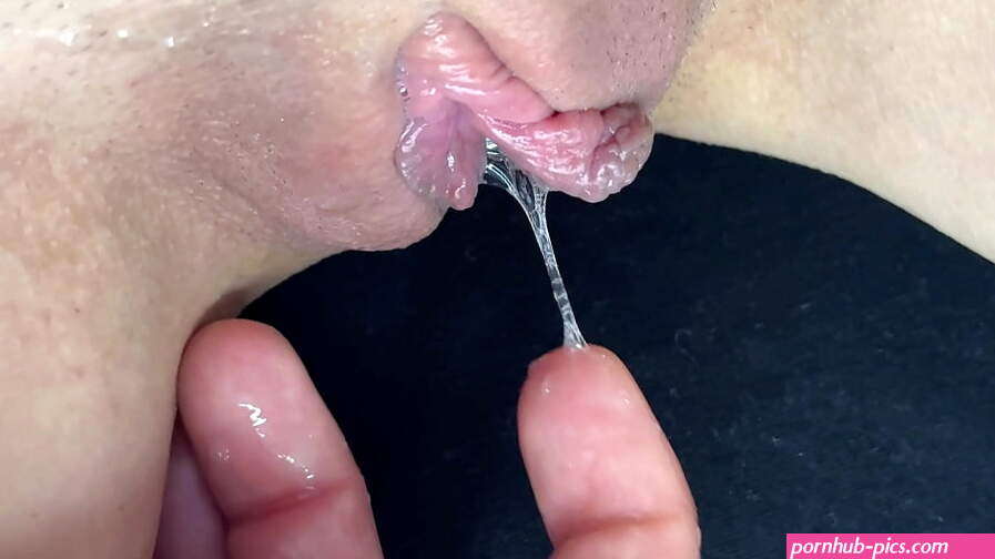 squirting orgasmo y dedos chorreando mojado jugoso coño mujer joven 18 años de cerca