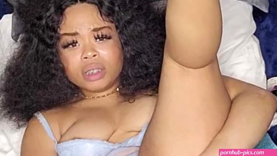 Sexy Solo Ebony fucks herself and talk dirty until she squirt on her heels