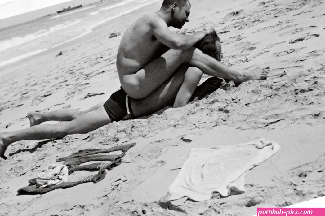 10 Intimate Photographs of World War II Soldiers in the Buff