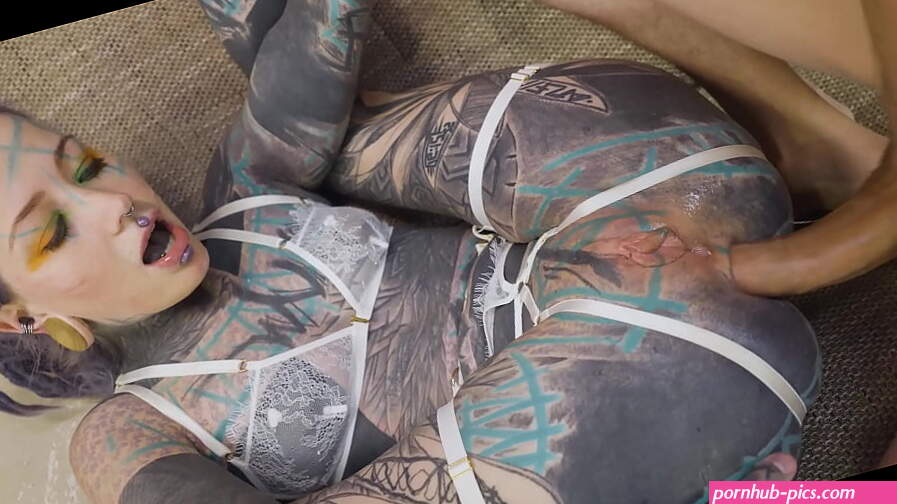 chica tatuada es follada ANAL hasta las pelotas hasta el fondo con 0 coño