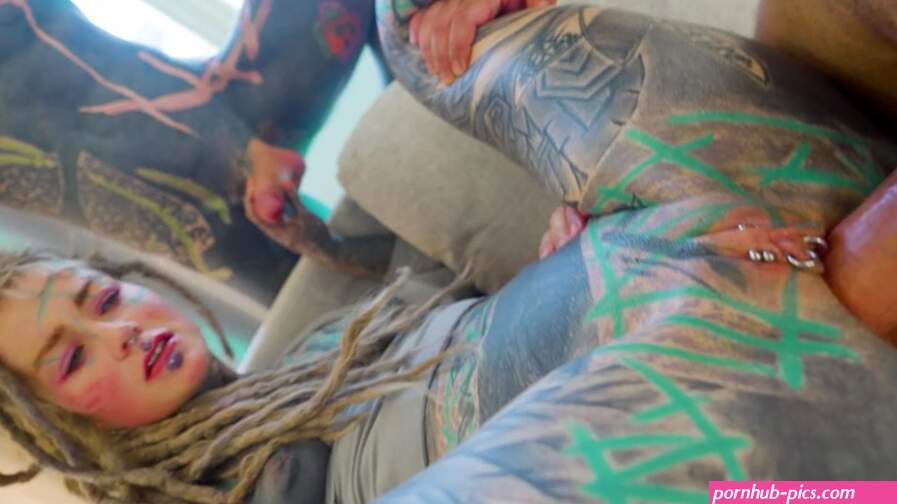Dap gangbang con chica tatuada