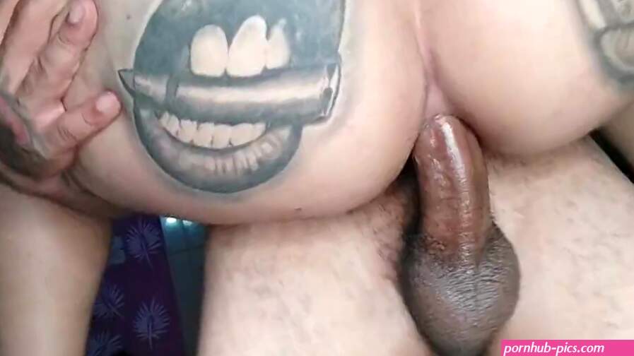Intensa follada anal para una nena con el culo tatuado