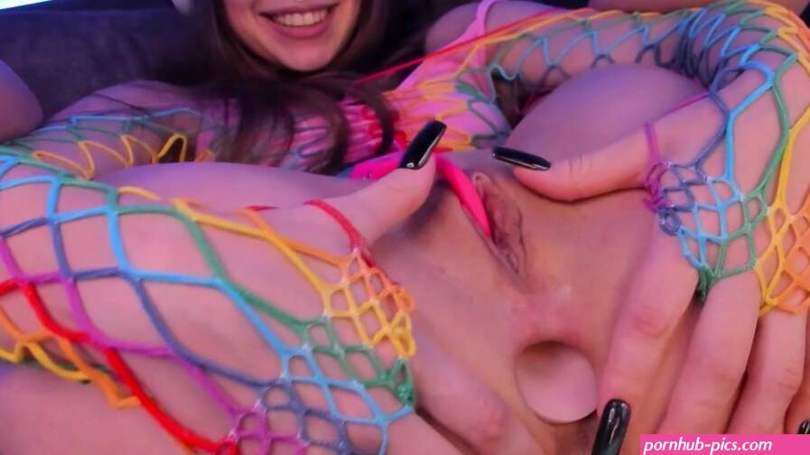 HIDES BIG DILDOS IN HER ASSHOLE WITH BALLS. HD VIDEO