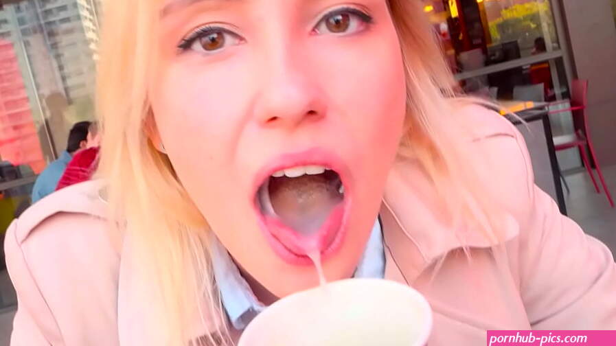 Public Blowjob in Wendis Toilet Get Coffe with Cum
