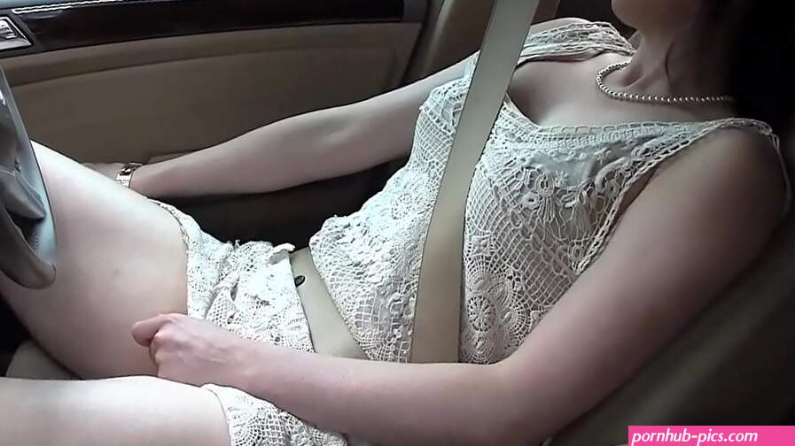 Seductively amateur honey from Yanks Savannah Sly masturbating and cumming while driving