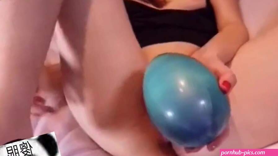 Chick forces a large egg in her pussy