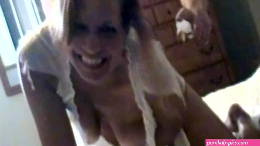 Amateur Hot Wife Daizy gets fucked hard from behind by Daddy and Cums!