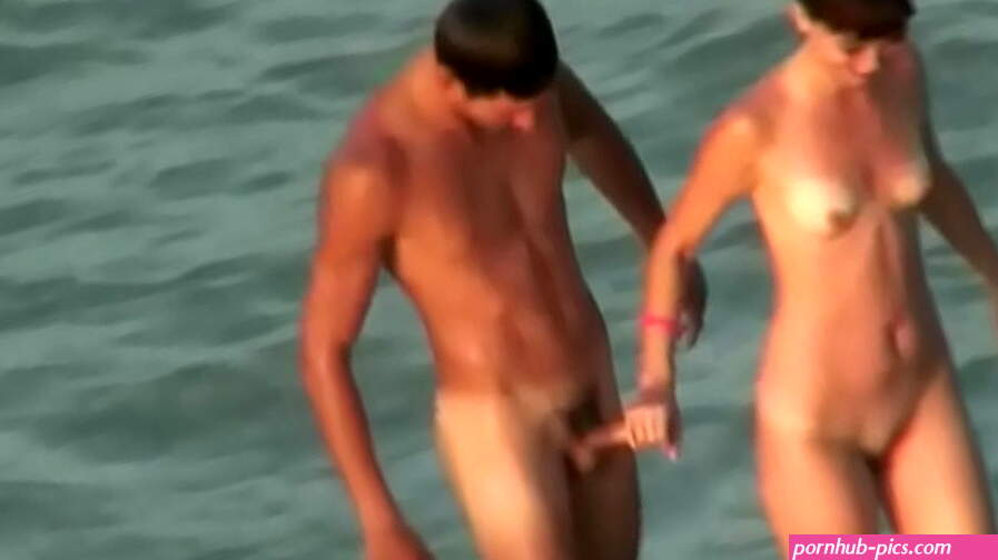 Beach Voyeur. She wanted to swallow but got just body cumshot. Very hot couple beach sex!