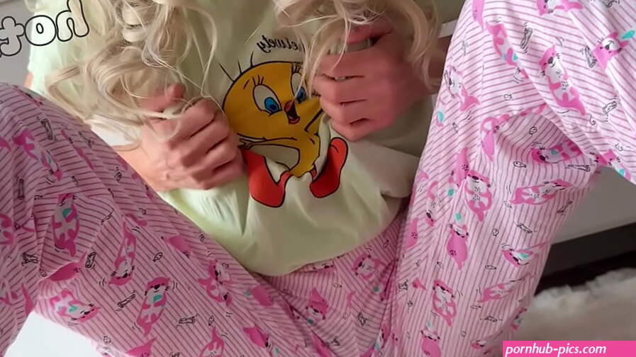 BIG SQUIRT CUM! skinny school girl small tits masturbate fingering pussy