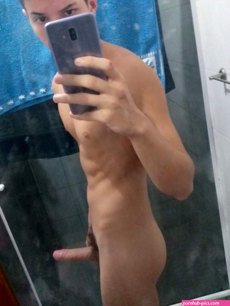 Twink taking a nude mirror selfie