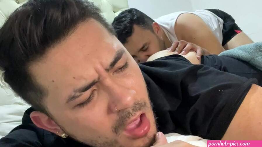 Padrastro me confunde cuando duermo me come el culo a pelo y me lo deja lleno de leche caliente