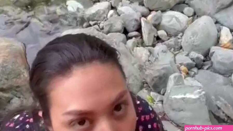 I meet my tinder date in the river and she gives me a blowjob in public