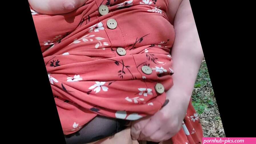 Quick big nipple flash fat pussy play outdoors in public forest