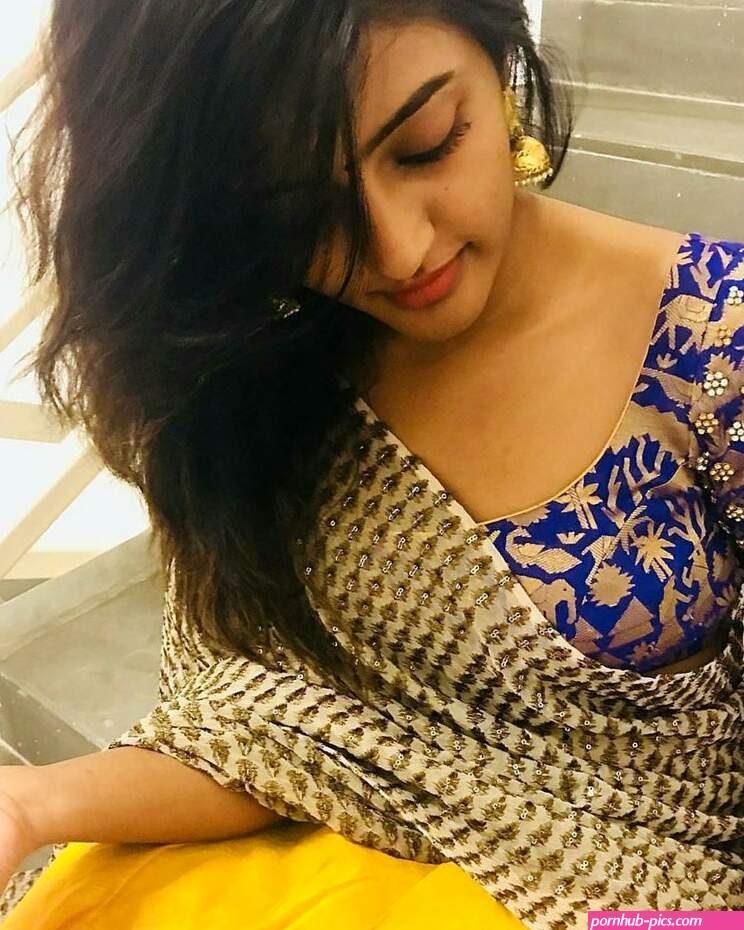 ifb followback followforfollow desi indian selfie sexy hot boobs cleavage tight downblouse redlips saree sareeblouse sareeswag