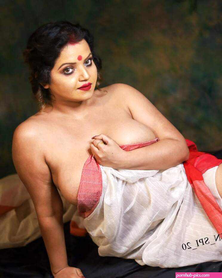 Give them a reason to stare wear saree with no blouse
