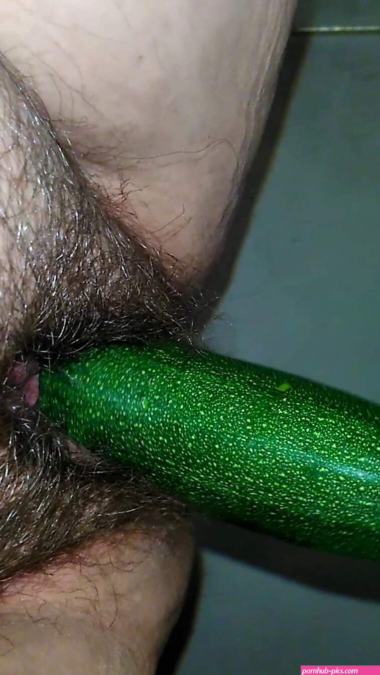 Zucchini Fuck: 9 Nude Pics