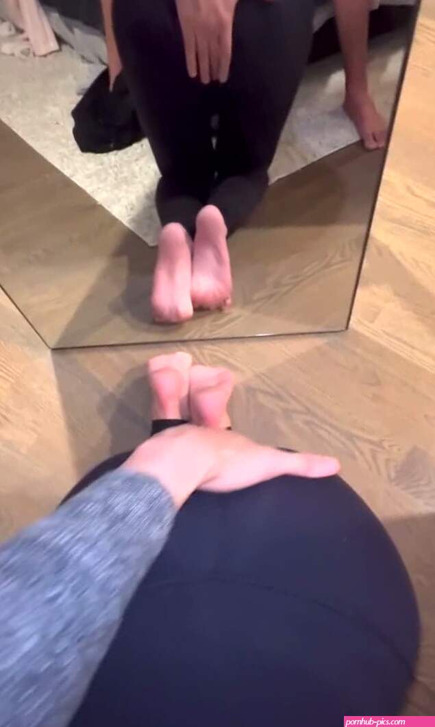 Blowjob in leggings