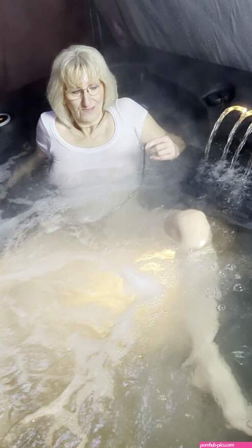Hot Tub Dildo Fun Fun! ft. Morgan Shipley: Pool GILF Glasses Vibrator Sex Toy Porn