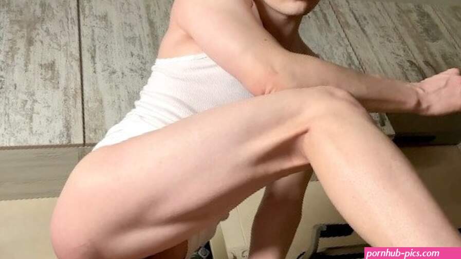 Un garçon sexy obtient de vraies sensations de gorge profonde avec un jouet sexuel