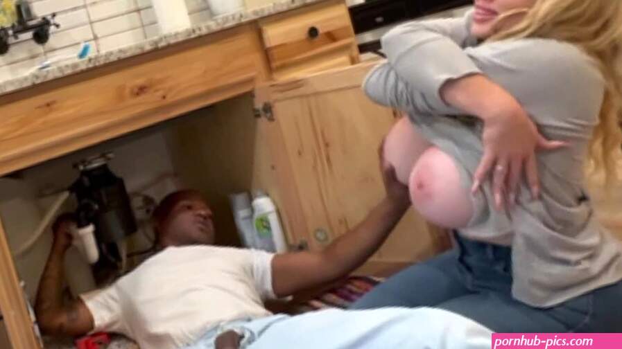 Plumber fucks with busty babe Katrina Thicc