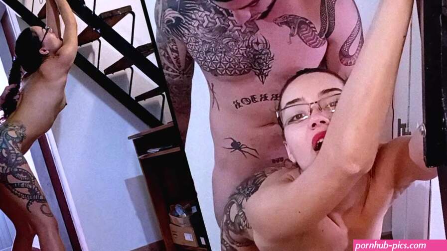 Anal a Sexy Latina mientras esta de pie Mira los gestos que Hace mientras le Entra una Enorme Verga