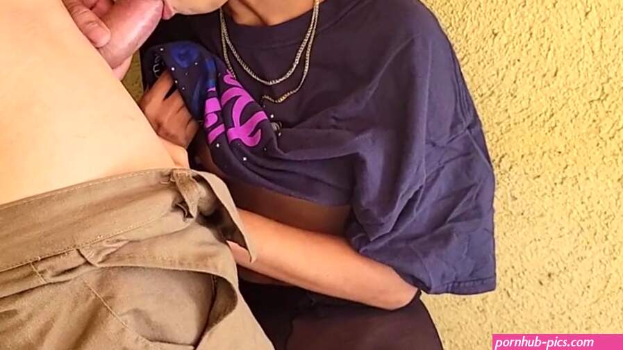 Lesbiana dominicana de 18 años mamando guebo atras de un edificio