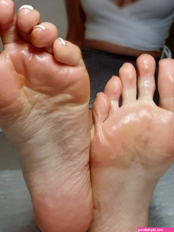 Sexy MILF feet close-up soles with delicious wrinkles