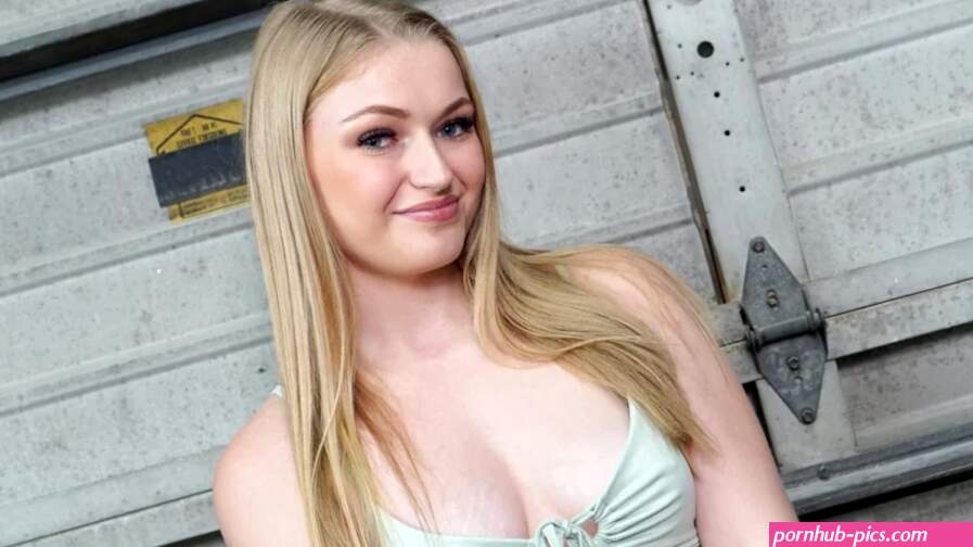 McKenzie Mae Pays Up With Pussy